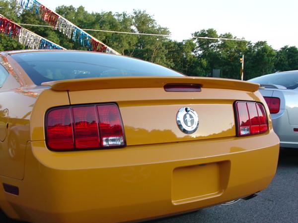 Here's pics of 2007 Orange GT from my Local Ford Dealership today 6/15/06-dsc04072.jpg