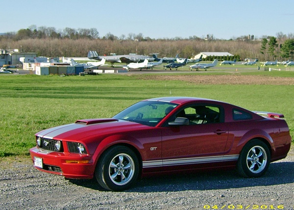 2008 S-197 Gen 1 FORD MUSTANG Dark Candy Apple Red Picture Gallery-ikes-20air-20force-20one-20connie-20in-20background-201024w_zpspfl2yefg.jpg