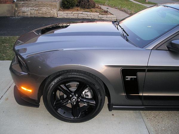 Request for close-up pics of black racing stripes on sterling gray Mustangs-p1010212_resize50.jpg