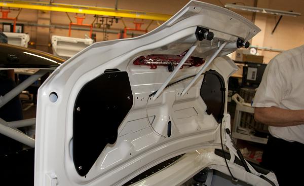 anyone have pics of the 302s wing trunk supports?-ford-mustang-boss-302-17.jpg