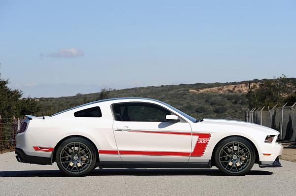 Wheel Options for the 2012 Boss 302-boss-white-rtr-wheels-redstripe.jpg