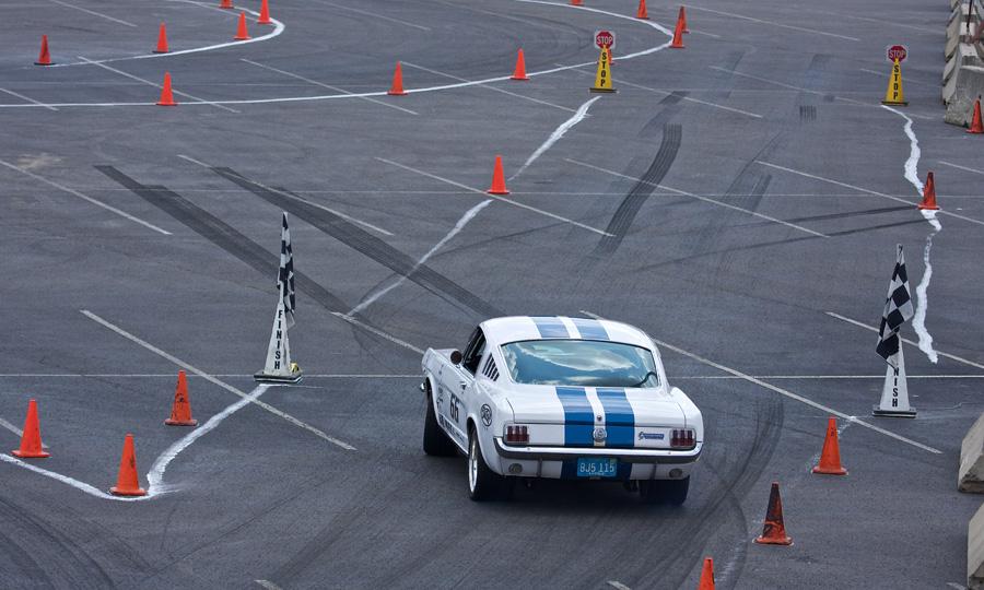 Ford-Mustang-on-the-autocross-course