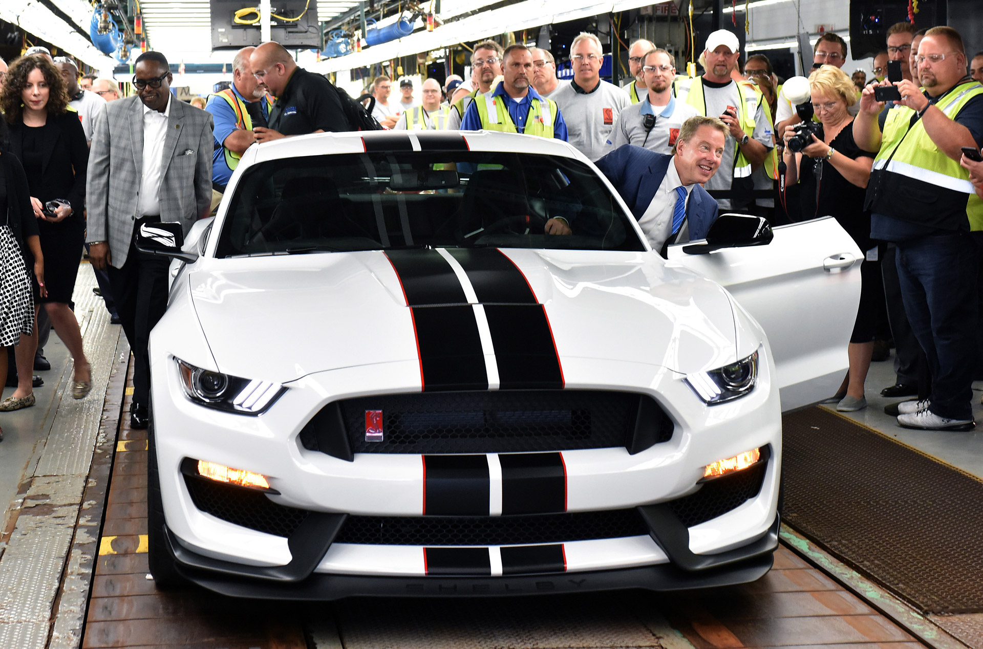 first-ford-mustang-shelby-gt350r-rolls-off-the-line-at-flat-rock-assembly-plant-in-michigan_100523982_h