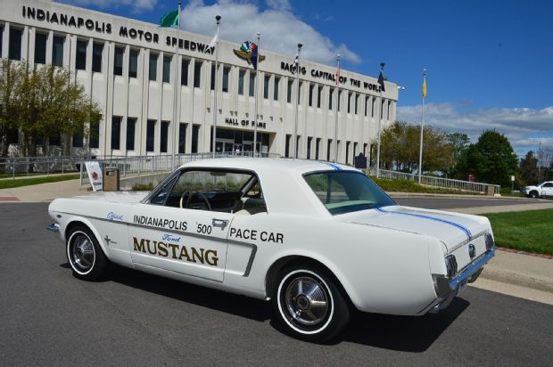 4-1964-ford-mustang-pace-car