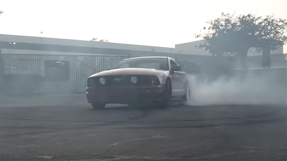 Burnout in Budget S197 Mustang GT